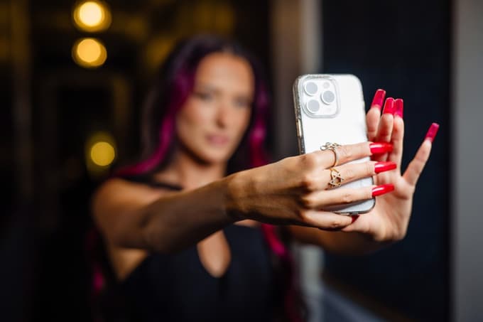 Dolgi nohti so njen zaščitni znak, a pravi, da je ne ovirajo.  