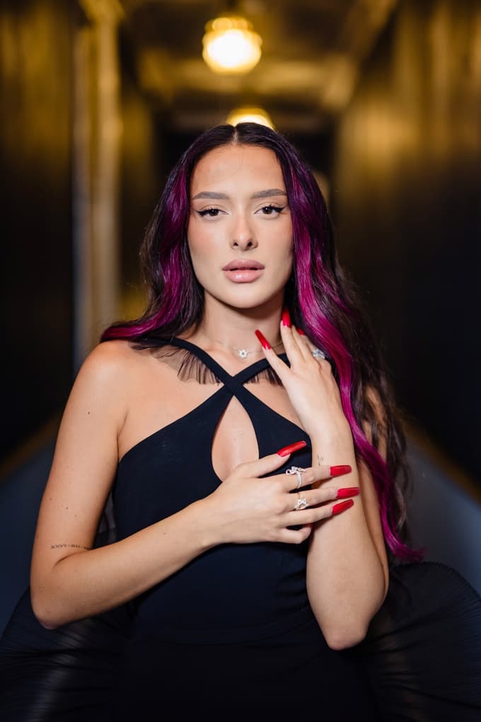 Njeno leto evrovizijske pavze se končuje. Čas je za obvezno služenje vojaškega roka.  