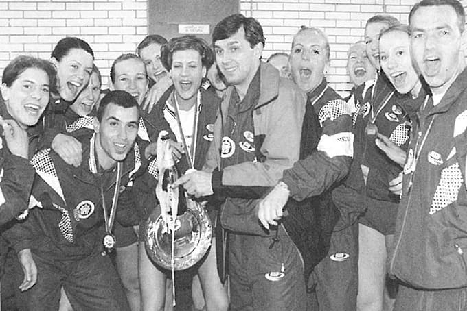 Ekipa Nove KBM Meltala Branika, ki je v sezoni 1999/2000 s trenerjem Dragutinom Baltićem osvojila naslov slovenskih prvakinj.