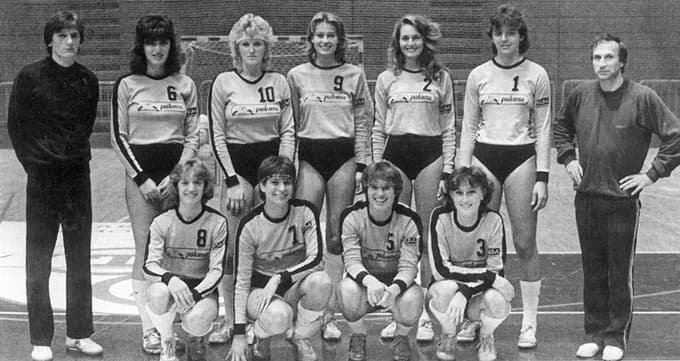 Ekipa Palome Branika, ki je leta 1985 in 1986 osvojila naslov jugoslovanskih prvakinj s trenerjem Edijem Dolinškom, desno, in njegovim pomočnikom Dragom Drevenškom, levo.