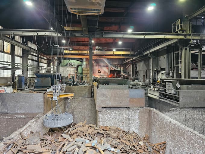 V vuzeniškem obratu dela približno 300 delavcev.