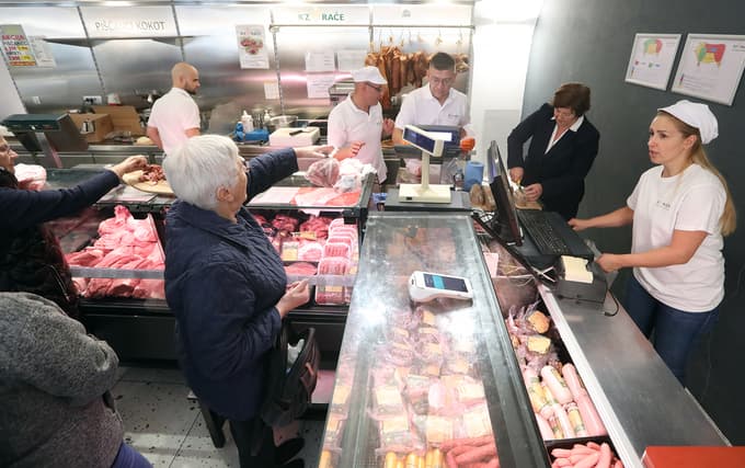 (FOTO) Kmetijska zadruga Rače na mariborski tržnici: Že prvi dan prodali 200 kilogramov kranjskih klobas