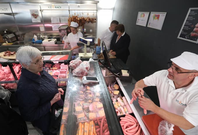 (FOTO) Kmetijska zadruga Rače na mariborski tržnici: Že prvi dan prodali 200 kilogramov kranjskih klobas