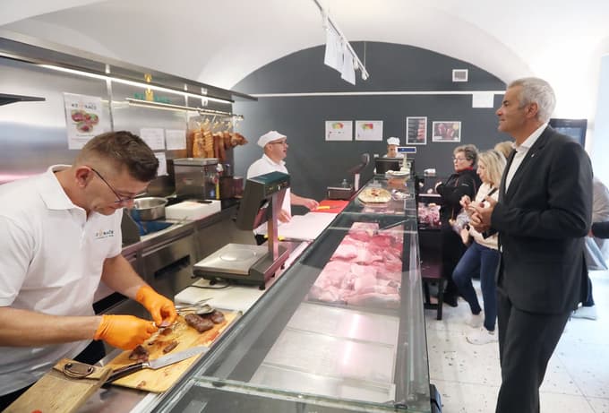 (FOTO) Kmetijska zadruga Rače na mariborski tržnici: Že prvi dan prodali 200 kilogramov kranjskih klobas