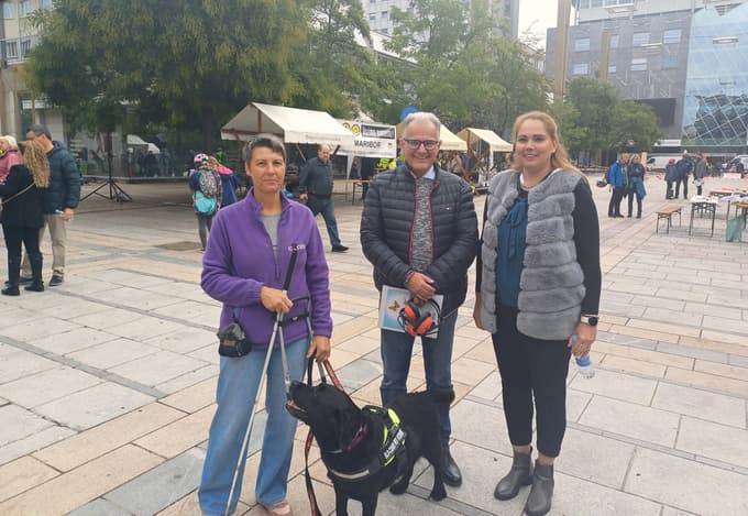 Nataša Kovačič iz Zavoda Brez ovir, Darinka Lečnik Urbancl, predsednica društva SLO-CANIS in Milan Kotnik, predsednik Sveta invalidov Mestne občine Maribor