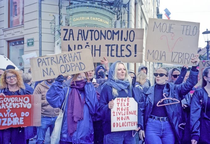 Delovni odbor za feminizem (DoFem) Študentskega društva Iskra od leta 2017 organizira osrednji javni feministični protestni shod na mednarodni dan žensk, v katerega vpenja aktualna geopolitična in socialno-ekonomska vprašanja.