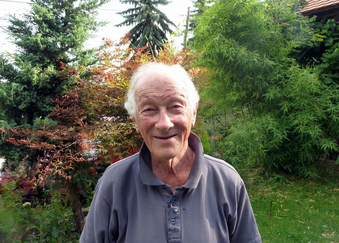 Avstralec Alex Podolinsky (1925-2019) je bil eden pionirjev biodinamike - "človek zemlje". Pred desetimi leti je obiskal Slovenijo. Na lastni kmetiji in s svojimi podporniki je po vsem svetu spodbujal regeneracijo tal z biodinamičnimi tehnikami, tudi z nanosom gnoja iz rogov.