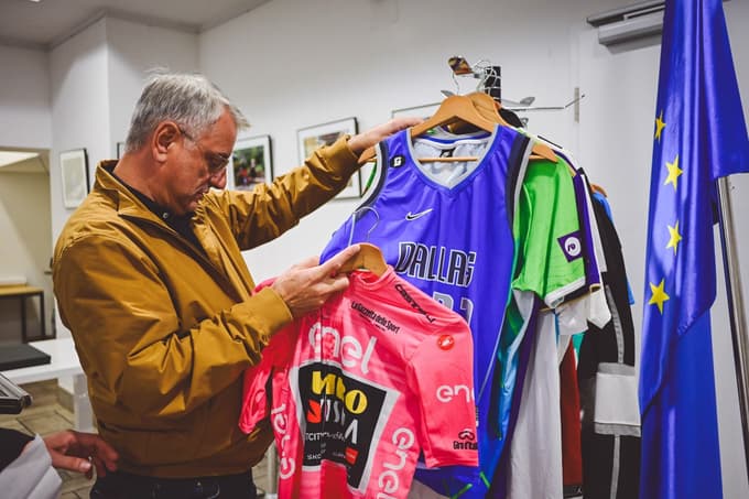 Številni artikli slovenskih športnikov so bili na dražbi.