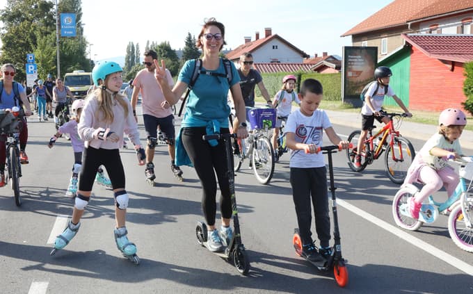 (FOTO in VIDEO) Na kolesih, koleščkih vseh vrst po cestah Maribora. Parada gibanja brez motorja