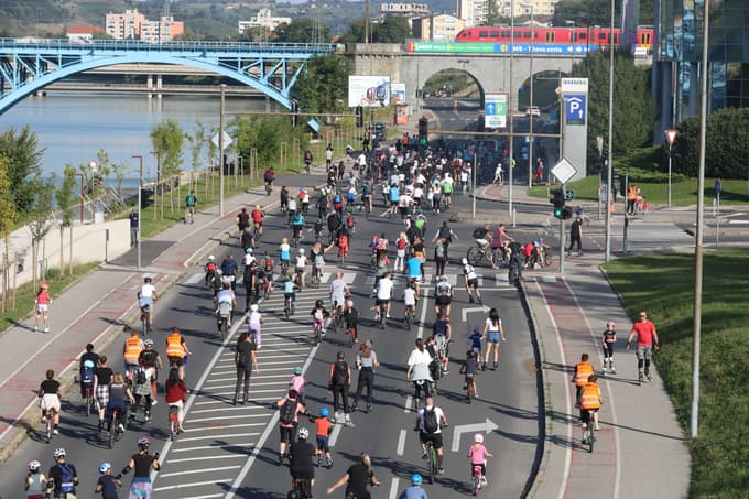 (FOTO in VIDEO) Na kolesih, koleščkih vseh vrst po cestah Maribora. Parada gibanja brez motorja