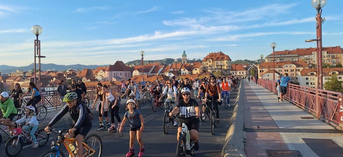 (FOTO in VIDEO) Na kolesih, koleščkih vseh vrst po cestah Maribora. Parada gibanja brez motorja