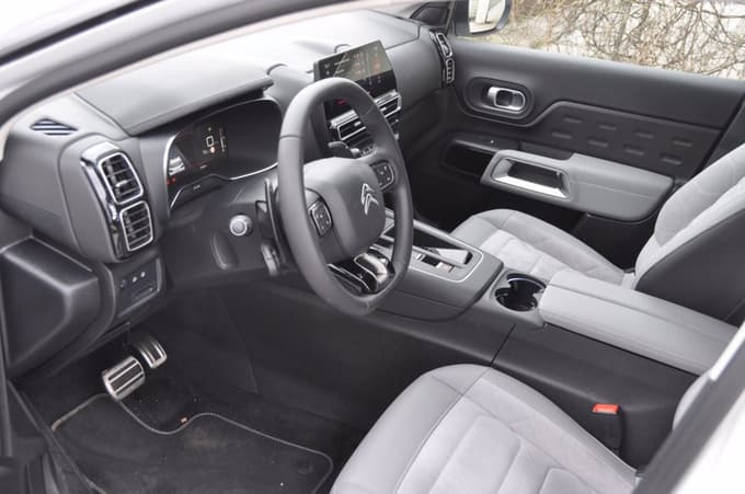 Notranjost ponuja precej prostora, tudi na zadnjih sedežih, ki so vzdolžno pomični za 15 centimetrov.