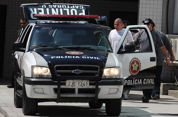 Bruno de Souza leta 2010 v policijskem spremstvu. 