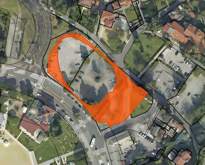 Z oranžno barvo je pobarvano območje na portoroškem Kaštelu, ki ga občina želi prodati samo družbi Putro oziroma investitorju, ki je pripravljen zgraditi trgovsko-poslovni objekt.