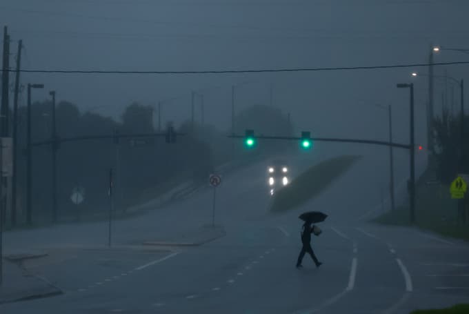 (VIDEO) Milton oslabel v orkan prve stopnje, več kot dva milijona domov brez elektrike