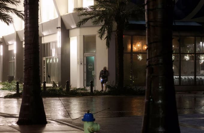 (VIDEO) Milton oslabel v orkan prve stopnje, več kot dva milijona domov brez elektrike