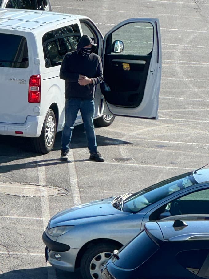 (FOTO in VIDEO) Poglejte posnetke! V Mariboru in na Ptuju aretirali pet ljudi, vpletenih v trgovino z drogo in orožjem