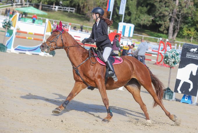 "Jahanje je lahko šport in tekmovanje, lahko pa je tudi samo zelo lep hobi. Konji so konec koncev tudi odlični terapevti."