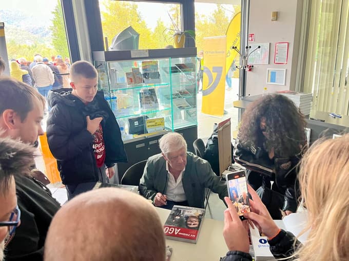 Marsikdo je prišel, da bi se fotografiral, pridobil avtogram ali pa le segel v roke legendi tega športa. 