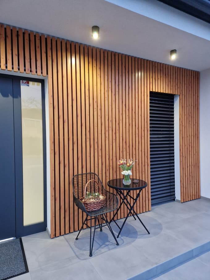 Hit med fasadnimi oblogami: Za videzom lesa se skriva trajnost tega materiala