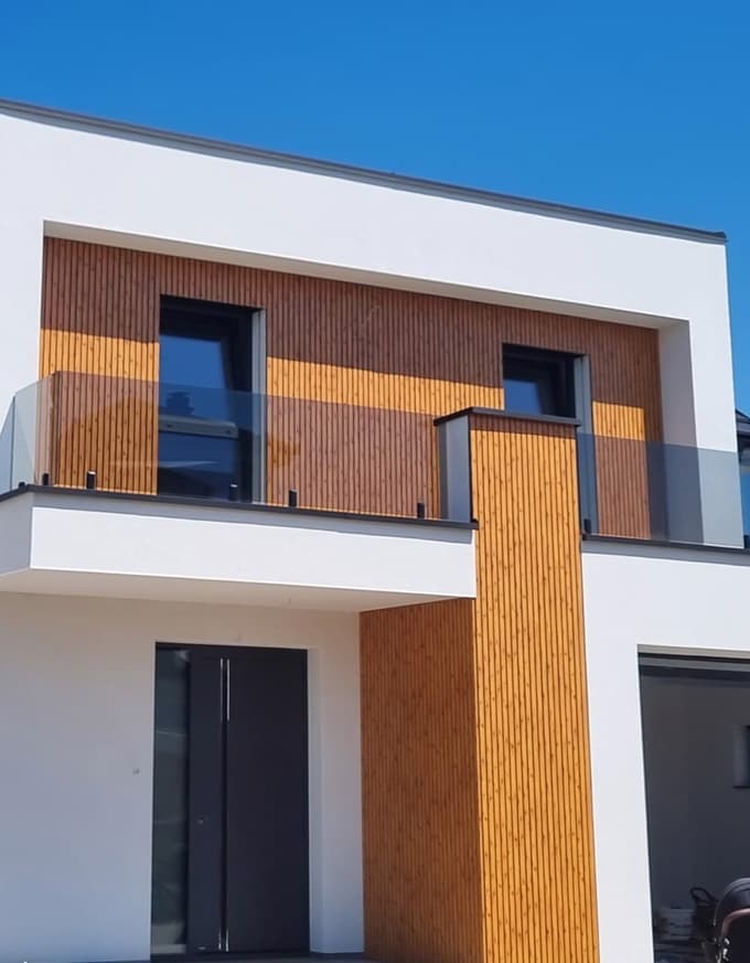 Hit med fasadnimi oblogami: Za videzom lesa se skriva trajnost tega materiala