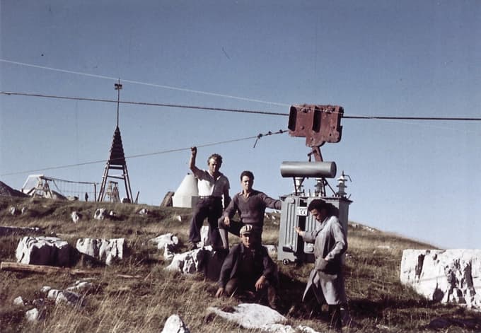 Po tem ko so na različne načine, tudi v narhbtnikih peš tovorili opremo na vrh, so se odločili za postavitev tovorne žičnice, ki je v goro zarezala še danes vidne poškodbe.