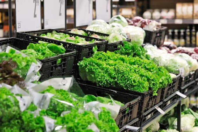 Maribor - Pobreška cesta - Gospodarstvo - Trgovine - Trgovina Interspar v Europarku - otvoritev prenovljene trgovine - Ilustracija - Tematika - potrošništvo - potrošniki - nakup - nakupovalni centri - center - blago - živila - kupci - cene - popusti - akcija - akcije - sadje in zelenjava - zelena solata - Zelenjava -