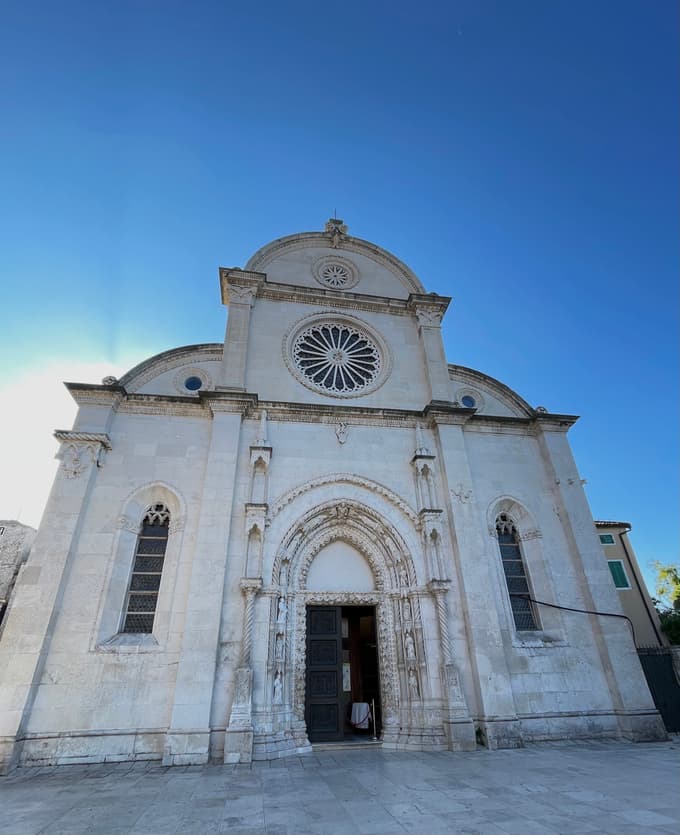 Šibeniška katedrala je v celoti zgrajena samo iz kamna.