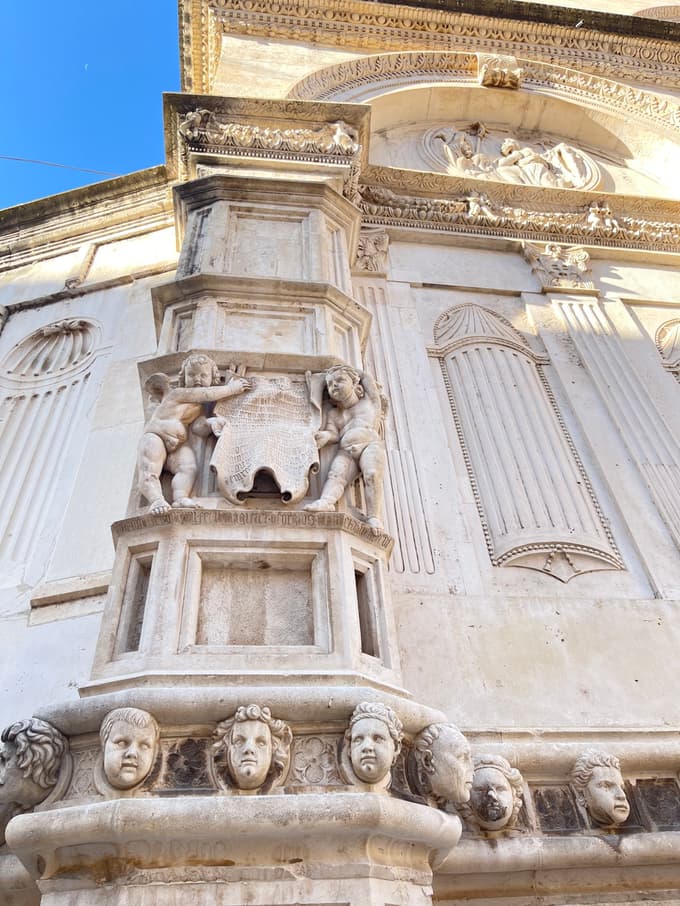 Katedrala sv. Jakoba je posebna tudi po 74 skulpturah glav, izklesanih na zunanjem delu.