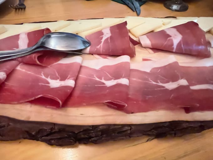 Drniški pršut po enakem receptu sušijo že več stoletij. 