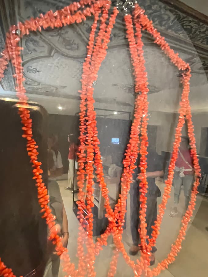 Zlarin je znan po rdečih koralah. 