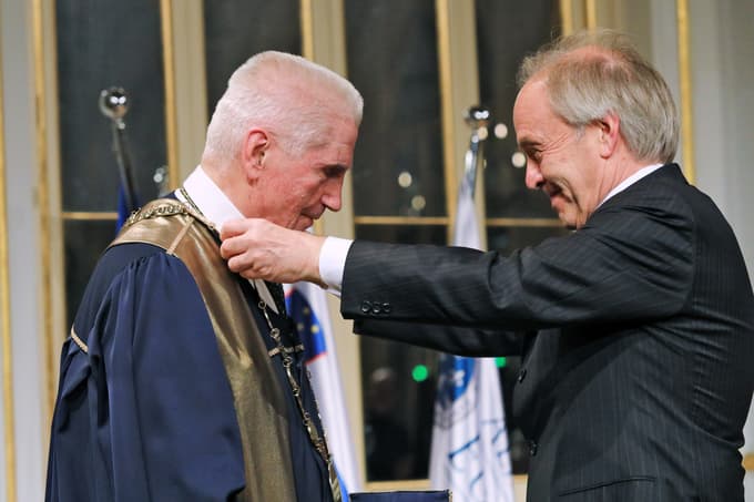 Nove insignije je Ludviku Toplaku nadel Klaus Mainzer, predsednik Evropske akademije znanosti in umetnosti.