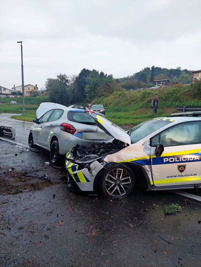 (FOTO) V prometni nesreči poškodovani policisti
