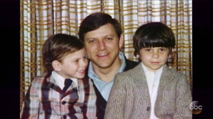 Brata Menendez z očetom Josejem, ki naj bi ju bil leta spolno zlorabljal.  