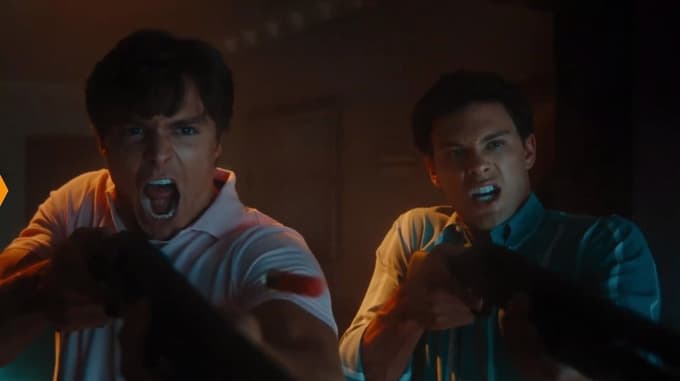 Brata v Netflixovi seriji upodabljata Nicholas Alexander Chavez in Cooper Koch. 