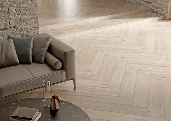 Keramične ploščice bolje prevajajo toploto kot lesen parket.