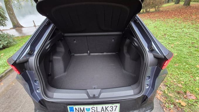 V 4,46 metra dolgem EV je kljub bateriji v dnu 570 litrov prtljažnika.