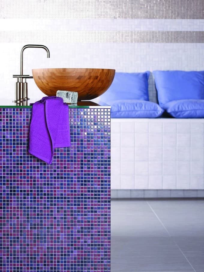 Novo keramiko lahko lepimo na staro, če je stara stenska keramika čvrsta in ne kaže znakov odstopanja od podlage. Tak način je primernejši za nekoliko večje kopalnice, saj ob vsakem polaganju na obstoječo keramiko izgubimo 3 do 5 cm širine oziroma dolžine prostora. 