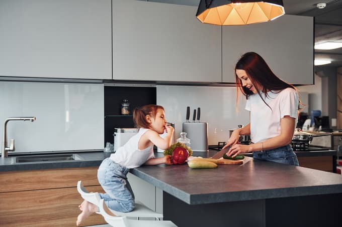 Kuhinjski otok je dobra rešitev, če želi biti kuhar vpet v dogajanje v dnevnem prostoru. Najbolje je, da za pult izberemo material, ki ga je preprosto čistiti.