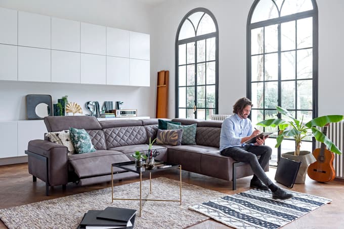 Dobro ohranjeno sedežno garnituro lahko po potrebi dvignemo z novimi nogicami ali kovinskim ogrodjem. Tako olajšamo vstajanje in sedanje, pa tudi čiščenje pod kavčem.