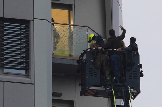 K balkonom v 9. in 10. nadstropju so postavili lestvi in reševali "ujete".