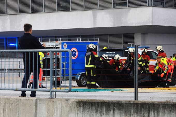 Vajo si je ogledoval in tudi fotografiral tudi minister za obrambo Borut Sajovic.