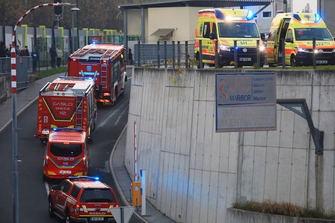 (FOTO) V UKC Maribor je zagorelo. K sreči le za vajo. Na delu je bilo več gasilskih enot