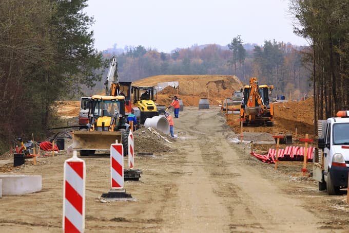 Naložba zajema izgradnjo novega poslovno-proizvodnega obrata v industrijski coni Glinokop ter nakup strojev in tehnoloških linij za proizvodnjo sestavnih delov, žerjavov in drugih transportnih naprav.