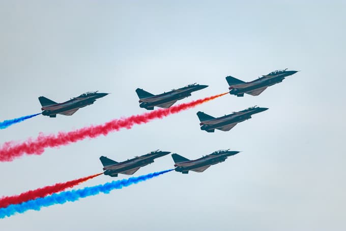 Kitajska letalska akrobatska skupina 1. avgust z letali J-10  tretje generacije.