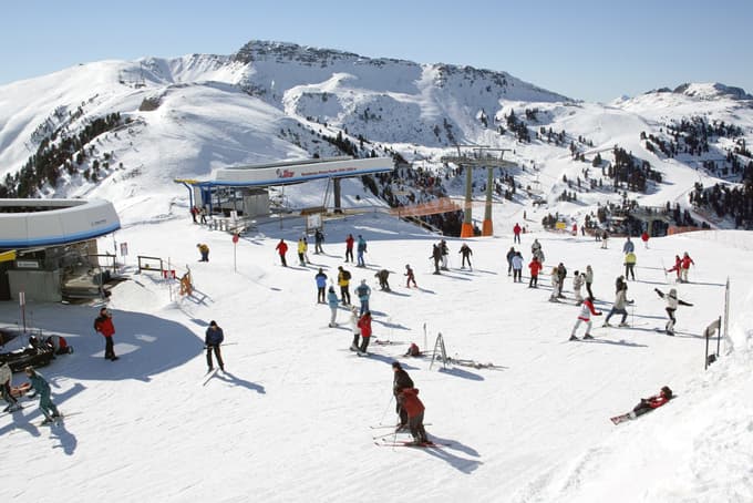 Snežna idila pod vrhom 2200 metrov visokega Latemarja v Italiji