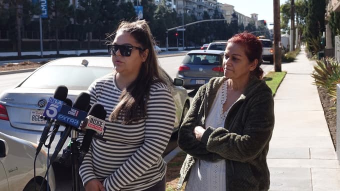 Igralkina mama Judy Kumar in sestrična Danielle Tori-Singh med iskalno akcijo.  