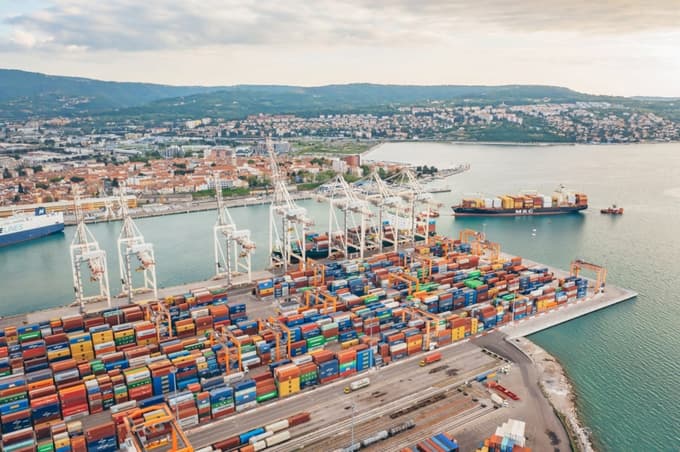 Na avtomobilskem in RO-RO terminalu so pretovorili 914.817 vozil, kar je 3 odstotke več kot leto prej.