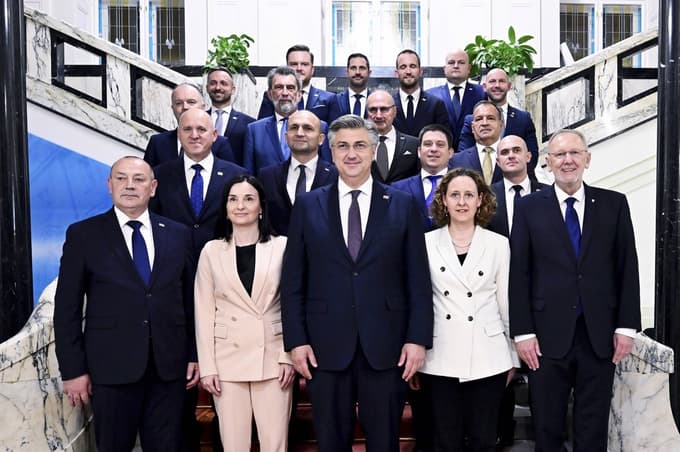 Hrvaška vlada pod vodstvom Andreja Plenkovića je od lanskega imenovanja koalicija HDZ in DP (Domovinski pokret). Fotografija je nastala takoj po imenovanju, že nekaj časa v vladi ni Vilija Beroša, ministra za zdravje, ki ga je odnesla korupcijska afera.
