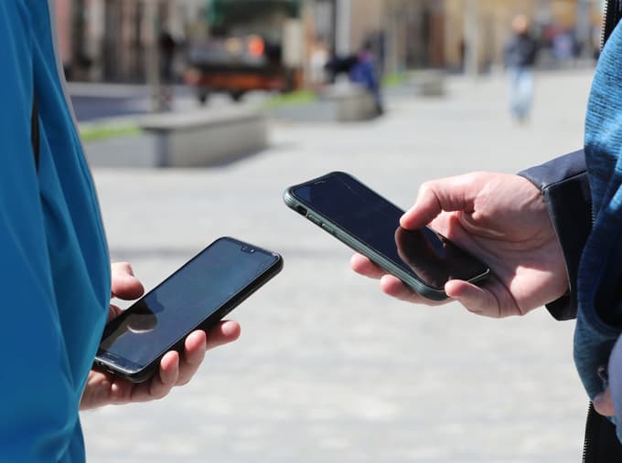 Neznanec je na družbenem omrežju ustvaril skupino in objavil dva videoposnetka oškodovanca. Fotografija je simbolična. 